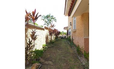 Venta de casa en Altos del Bosque (El Doral) GTA