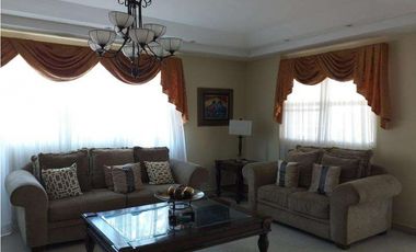 Venta de casa en Altos del Bosque (El Doral) GTA