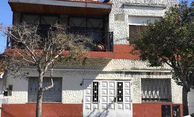 Casa para 2 Familias en venta en Bernal Oeste