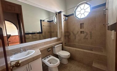 Exclusiva Casa Estilo Español - Elegante de Oportunidad ubicación Privilegiada