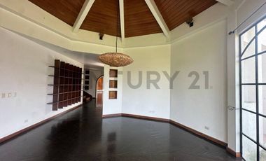 Exclusiva Casa Estilo Español - Elegante de Oportunidad ubicación Privilegiada
