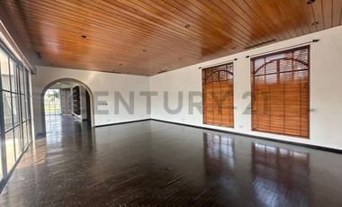 Exclusiva Casa Estilo Español - Elegante de Oportunidad ubicación Privilegiada