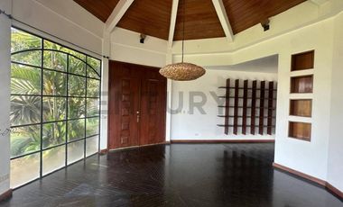 Exclusiva Casa Estilo Español - Elegante de Oportunidad ubicación Privilegiada
