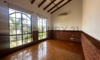 Exclusiva Casa Estilo Español - Elegante de Oportunidad ubicación Privilegiada