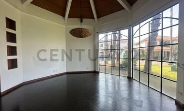 Exclusiva Casa Estilo Español - Elegante de Oportunidad ubicación Privilegiada