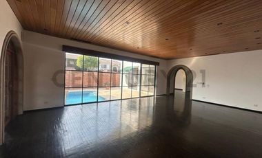 Exclusiva Casa Estilo Español - Elegante de Oportunidad ubicación Privilegiada