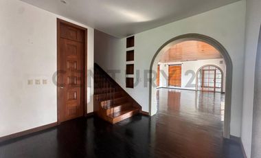 Exclusiva Casa Estilo Español - Elegante de Oportunidad ubicación Privilegiada