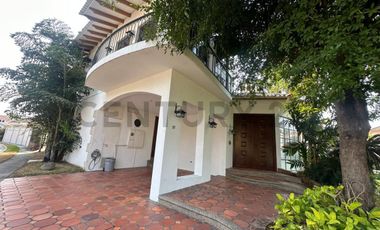 Exclusiva Casa Estilo Español - Elegante de Oportunidad ubicación Privilegiada