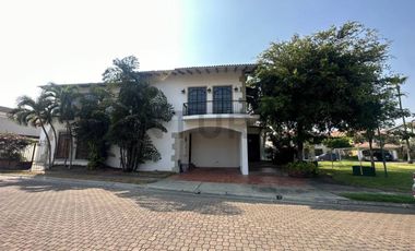 Exclusiva Casa Estilo Español - Elegante de Oportunidad ubicación Privilegiada