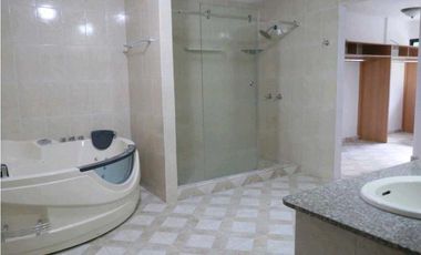 Alquila Casa Super Amplía de 2 Niveles en Paitilla, Amplia Terraza