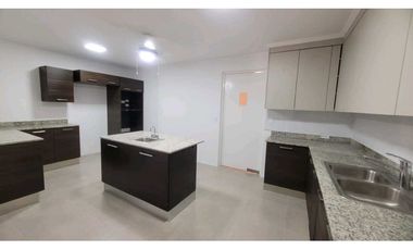 Alquila Casa Super Amplía de 2 Niveles en Paitilla, Amplia Terraza