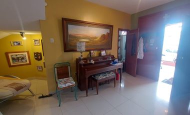 En venta villa con piscina en Puerto Azul