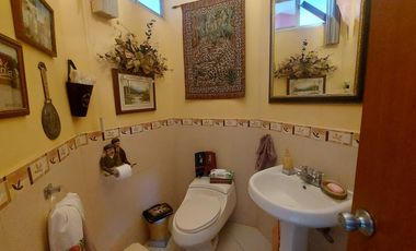 En venta villa con piscina en Puerto Azul