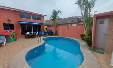 En venta villa con piscina en Puerto Azul