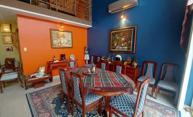 En venta villa con piscina en Puerto Azul