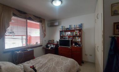 En venta villa con piscina en Puerto Azul