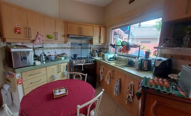 En venta villa con piscina en Puerto Azul