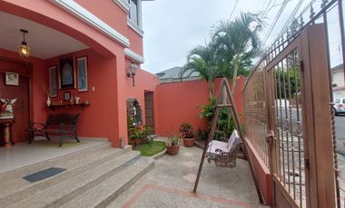 En venta villa con piscina en Puerto Azul