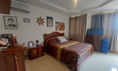 En venta villa con piscina en Puerto Azul