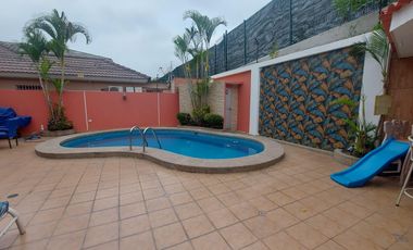 En venta villa con piscina en Puerto Azul