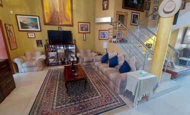 En venta villa con piscina en Puerto Azul