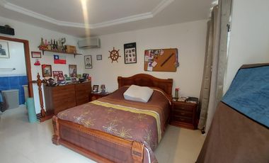 En venta villa con piscina en Puerto Azul