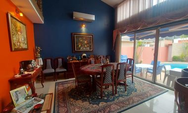 En venta villa con piscina en Puerto Azul