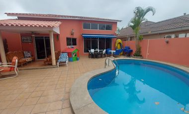 En venta villa con piscina en Puerto Azul