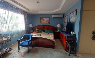 En venta villa con piscina en Puerto Azul