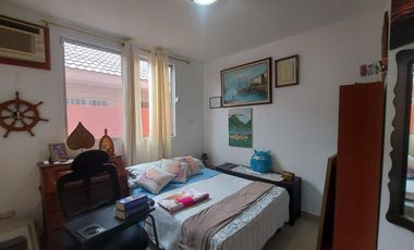 En venta villa con piscina en Puerto Azul