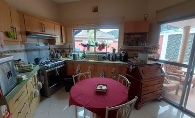 En venta villa con piscina en Puerto Azul