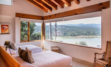 CASA EN VENTA CON VISTA AL LAGO