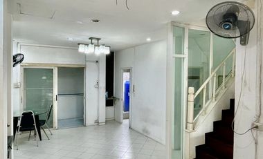 Spacious Townhouse for Sale – Ideal for Investors and Family