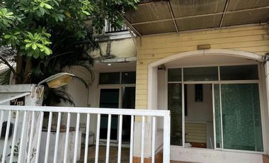 Spacious Townhouse for Sale – Ideal for Investors and Family