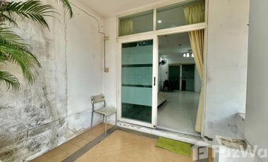 Spacious Townhouse for Sale – Ideal for Investors and Family