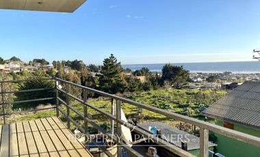 Pichilemu, Casa con maravillosa vista en sector residencial