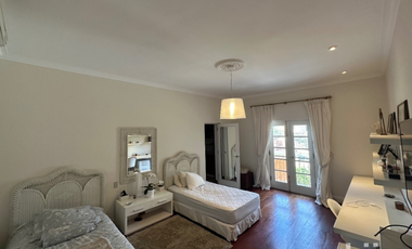HERMOSA CASA EN ALQUILER CON 4 DORMITORIOS Y BUEN JARDIN EN SAN ISIDRO