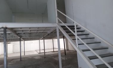 ¡En RENTA, excelente local comercial con mezzanine con ubicación privilegiada!