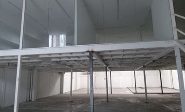 ¡En RENTA, excelente local comercial con mezzanine con ubicación privilegiada!