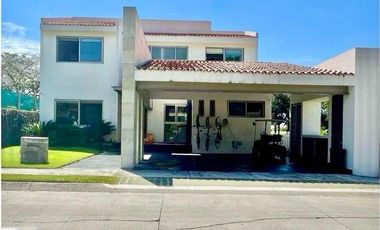 CASA EN FRACCIONAMIENTO CLUB DE GOLF PARAISO
