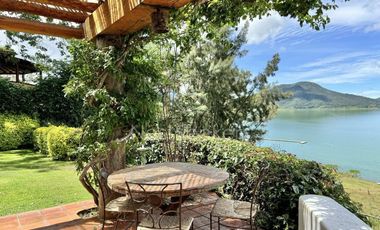 CASA EN VENTA EN LA PEÑA CON VISTA  Y ACCESO AL LAGO