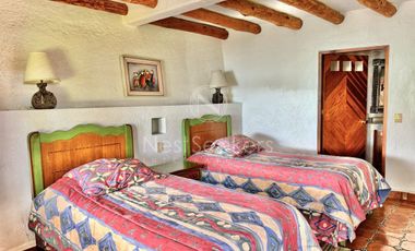 CASA EN VENTA EN LA PEÑA CON VISTA  Y ACCESO AL LAGO