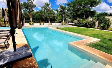 Casa en venta en privada Aire Puro, Mérida con piscina