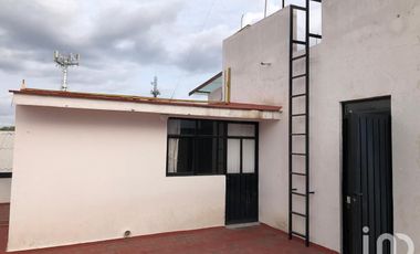 Venta edificio 2 departamentos independientes, oficinas, local comercial. (Col. Bugambilias, Puebla)