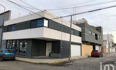 Venta edificio 2 departamentos independientes, oficinas, local comercial. (Col. Bugambilias, Puebla)