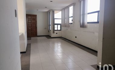 Venta edificio 2 departamentos independientes, oficinas, local comercial. (Col. Bugambilias, Puebla)
