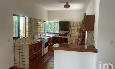 PROPIEDAD EN FRACCIONAMIENTO EN COMALA CON HUERTA/JARDIN