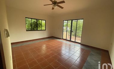 PROPIEDAD EN FRACCIONAMIENTO EN COMALA CON HUERTA/JARDIN