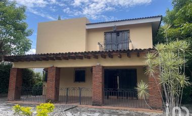 PROPIEDAD EN FRACCIONAMIENTO EN COMALA CON HUERTA/JARDIN