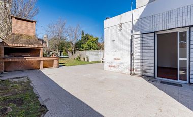 VENTA/PERMUTA - Casa - 3 dormitorio con jardín - Villa Gobernador Gálvez